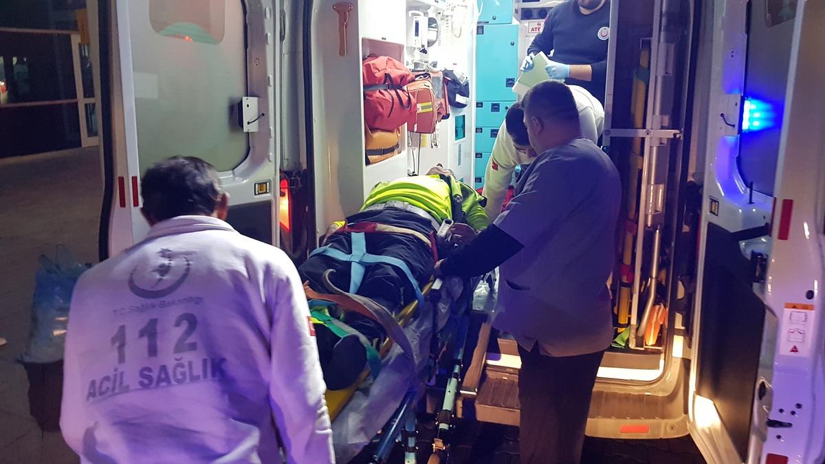 Karab&uuml;k'te feci kaza! Polis memuru ekip arabası ve ş&uuml;pheli aracın arasında sıkıştı!