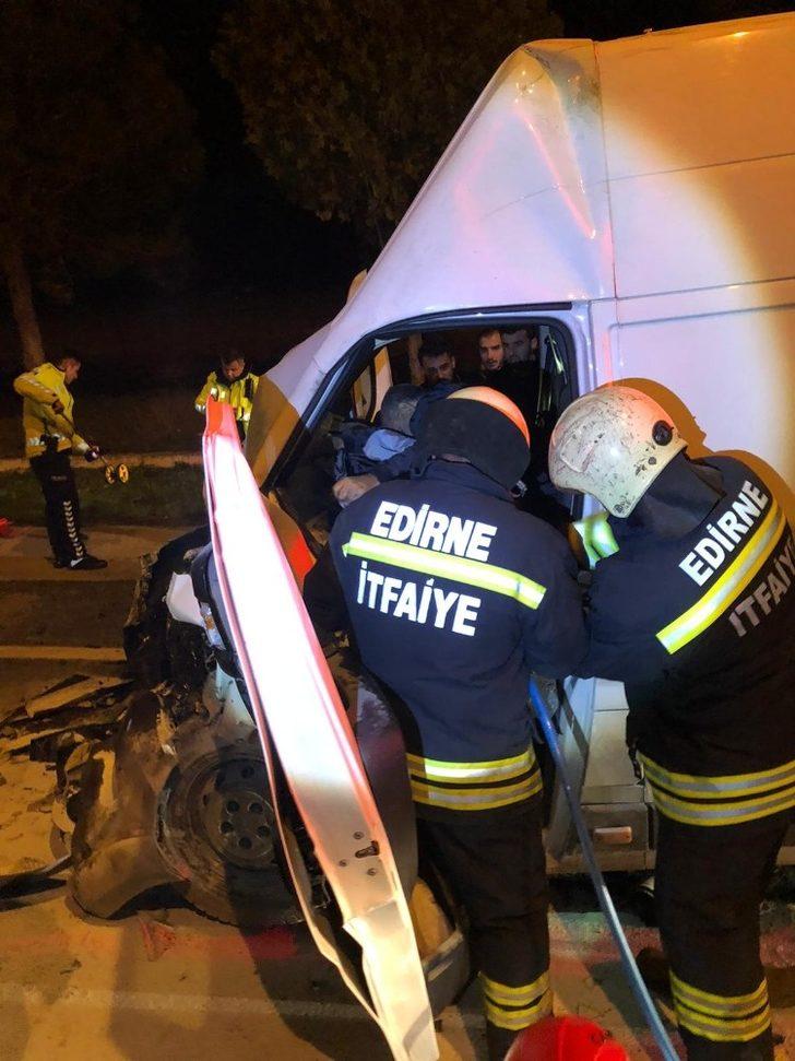 Edirne’de kamyonet ile yanıcı madde yüklü tanker çarpıştı:1 ölü G2