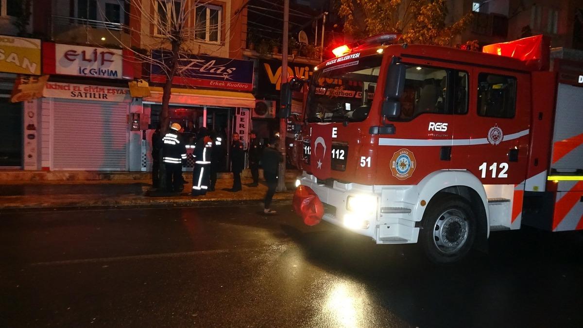 Cadde trafiğe kapatıldı, bina tahliye edildi! D&uuml;zce'de gece yarısı b&uuml;y&uuml;k panik!