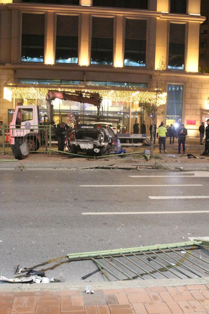 Beşiktaş'ta otomobil refüje çıktı: 1 yaralı G4