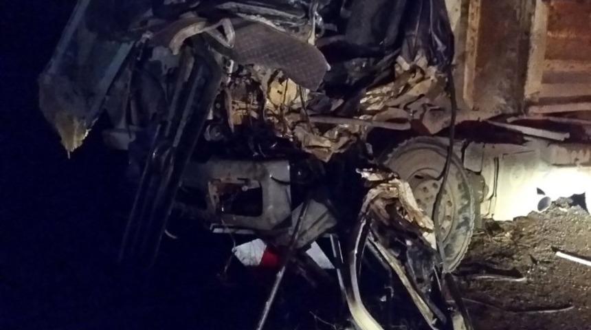 Bayburt’ta kamyon ile tır kafa kafaya çarpıştı: 2 yaralı