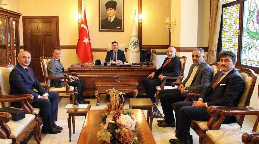 Mansiyon ödülüne layık görülen Veli öğretmene Vali Arslantaş’tan başarı belgesi