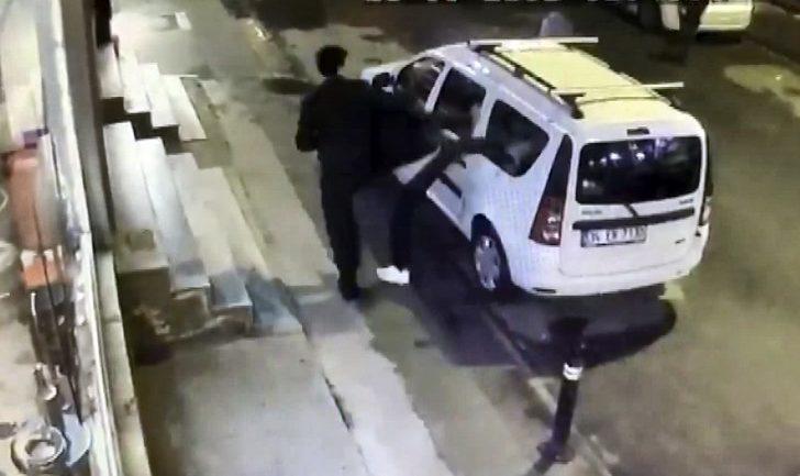 Kavgada dayak yedi, sinirini yol kenarındaki araçlardan çıkardı G2