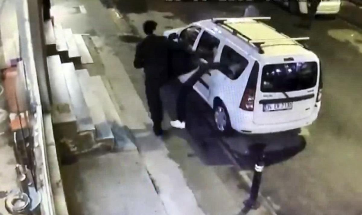 Kavgada dayak yedi, sinirini yol kenarındaki ara&ccedil;lardan &ccedil;ıkardı