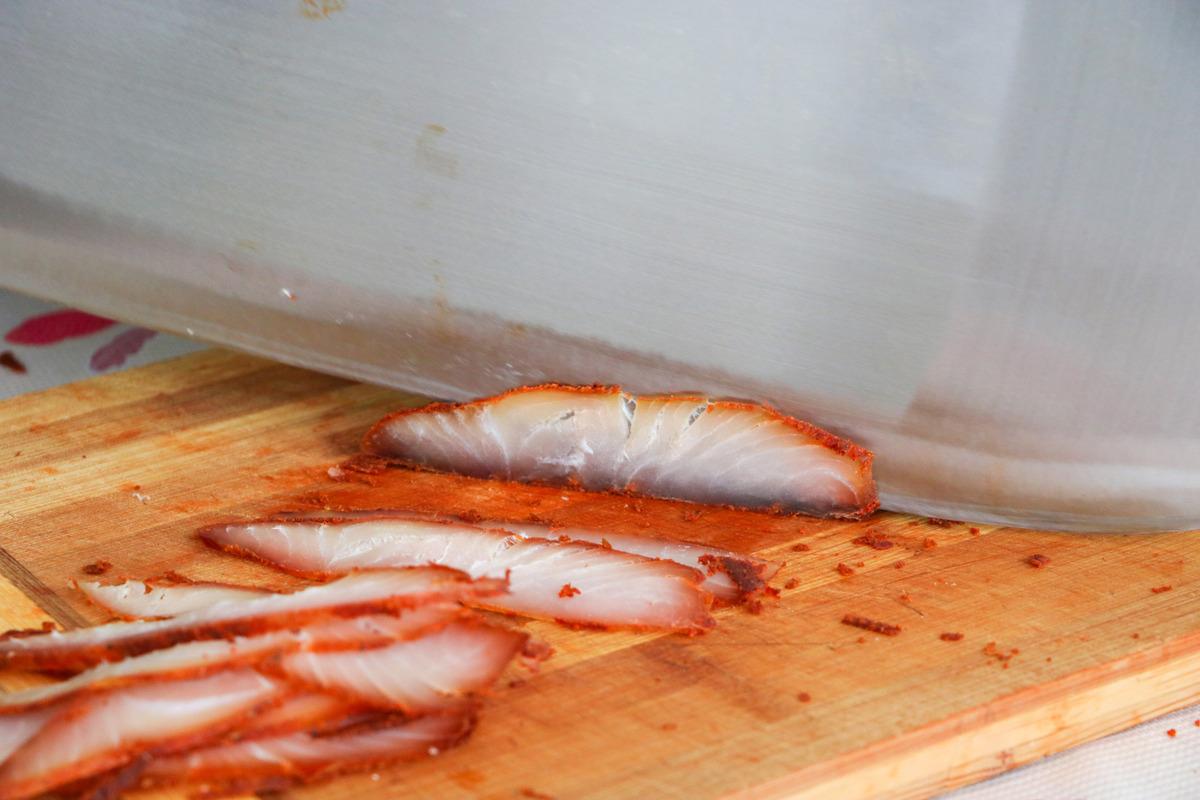 Balık pastırması &uuml;retti! T&uuml;rkiye'nin d&ouml;rt bir yanına g&ouml;nderiyor