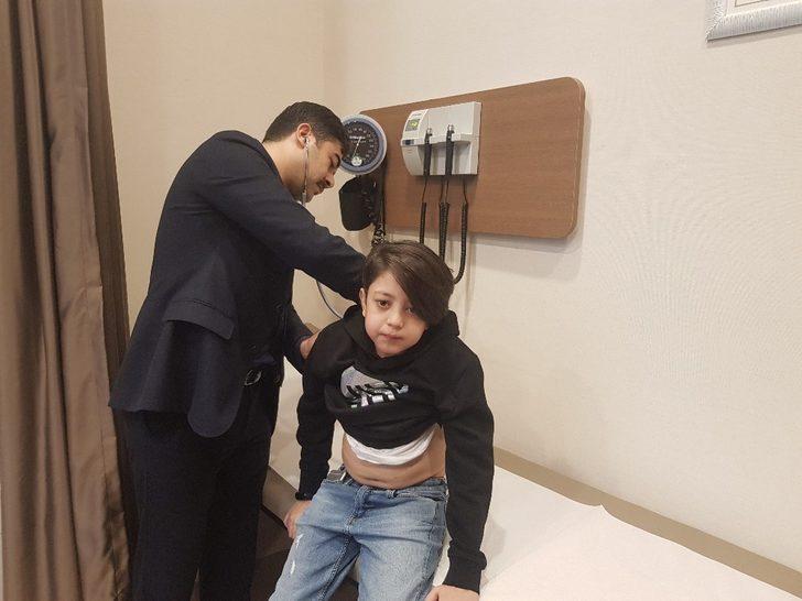 Dünyanın birçok ülkesinde "ölür" denilen çocuk, Türkiye’de yapılan ameliyatla hayata tutundu G1