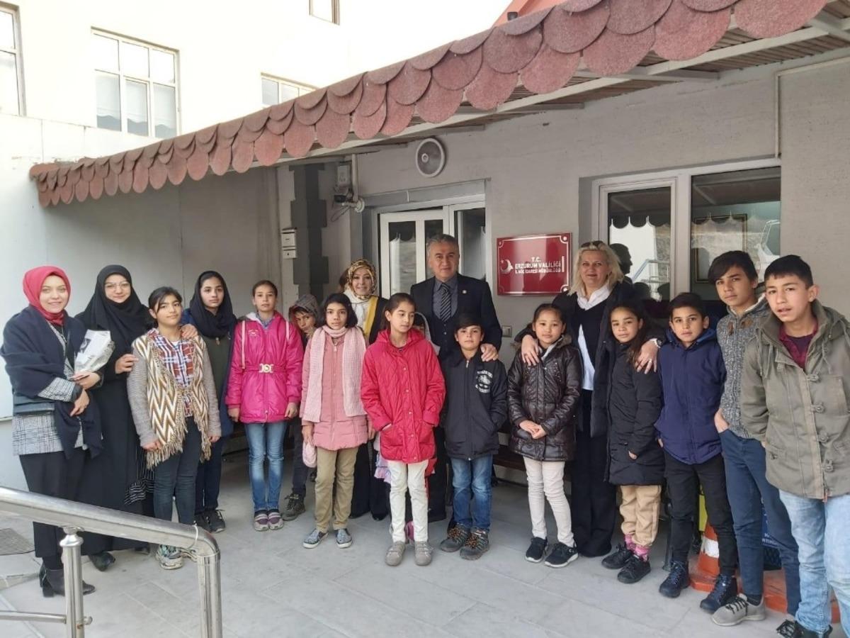 M&uuml;lteci &ccedil;ocukların y&uuml;z&uuml; g&uuml;ld&uuml;