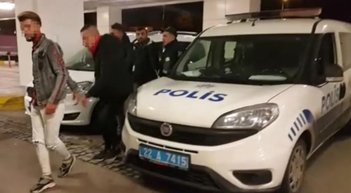 Cezayirli m&uuml;lteciyi gasp eden 3 kişi yakalandı