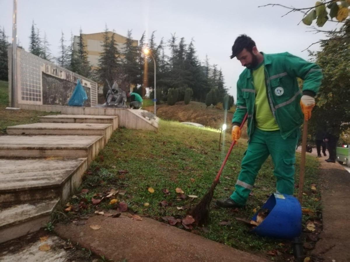 İzmit Belediyesi Şehitler Parkında bakım başlattı