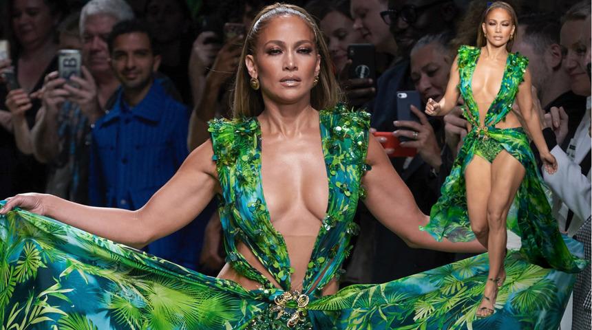Versace dava açtı! Jennifer Lopez'in ikonik elbisesini taklit eden Fashion Nova sert kayaya çarptı