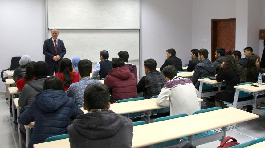 M&uuml;ft&uuml; Abdurrahman Şahin İİBF&rsquo;de &Ouml;ğrencilerle bir araya geldi