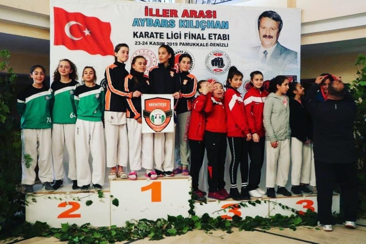 Salihli Belediyespor karatede rakip tanımıyor