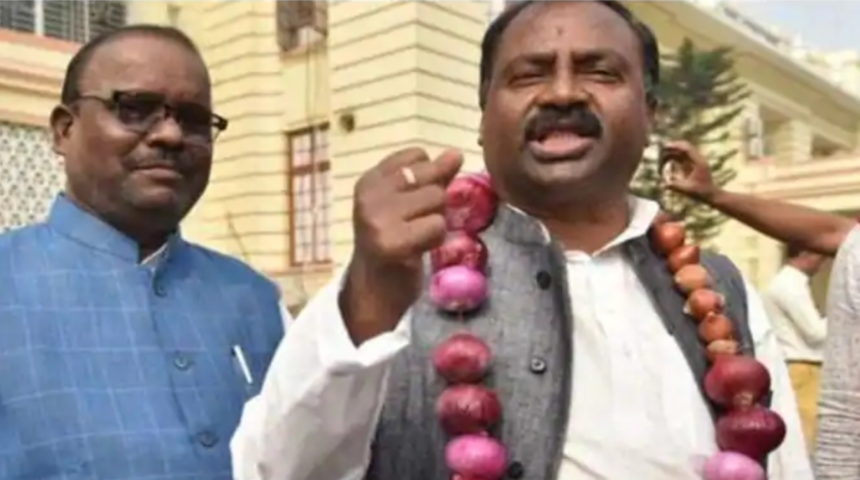 Hindistan'da muhalif vekilden soğan krizi protestosu: Eyalet meclisine soğandan yapılmış çelenkle geldi