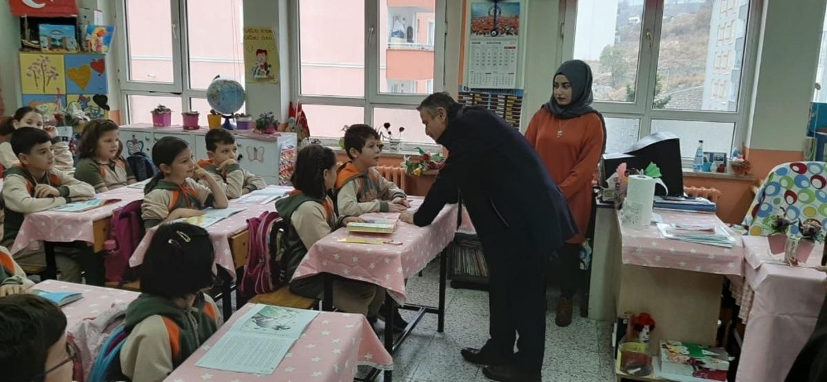 Rekt&ouml;r Elmacı miniklerin jestine jestle karşılık verdi