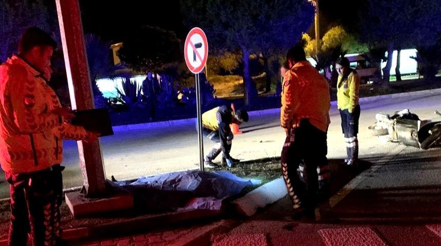 Motosiklet s&uuml;r&uuml;c&uuml;s&uuml; &Ccedil;eşme&rsquo;deki kazada &ouml;ld&uuml;