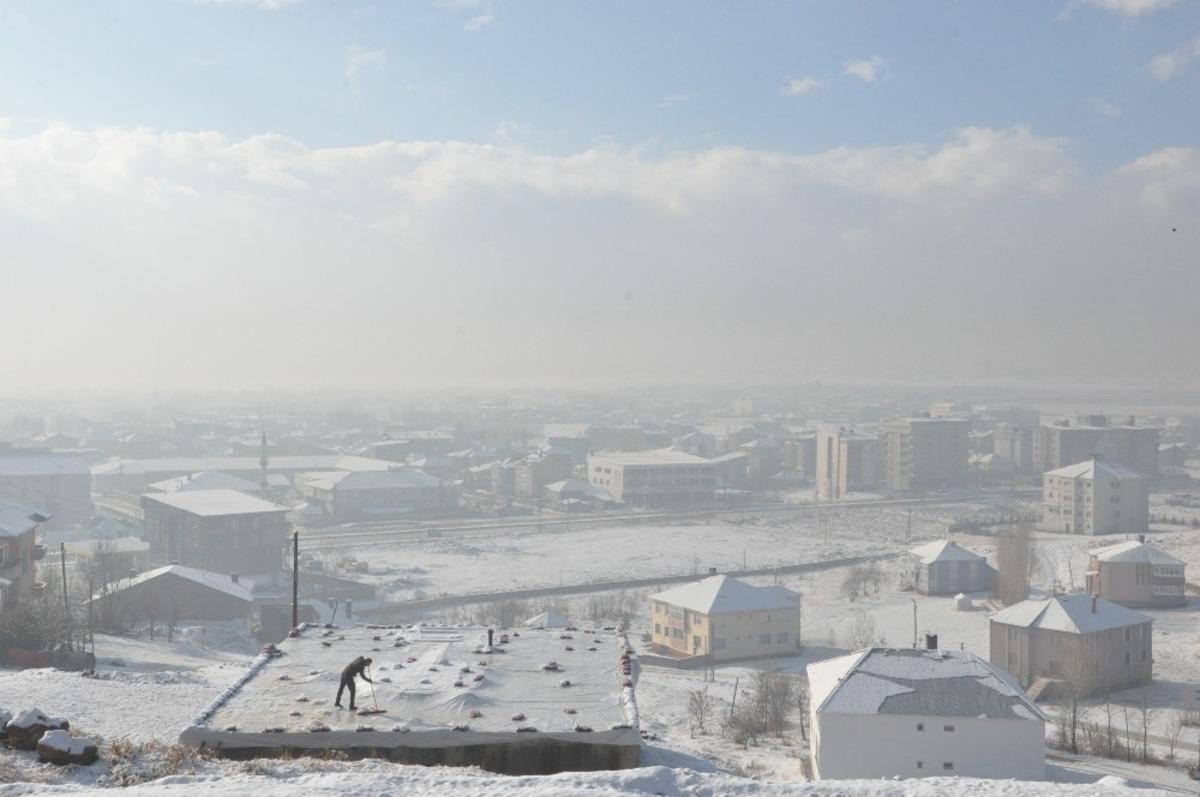 Y&uuml;ksekova beyaza b&uuml;r&uuml;nd&uuml;