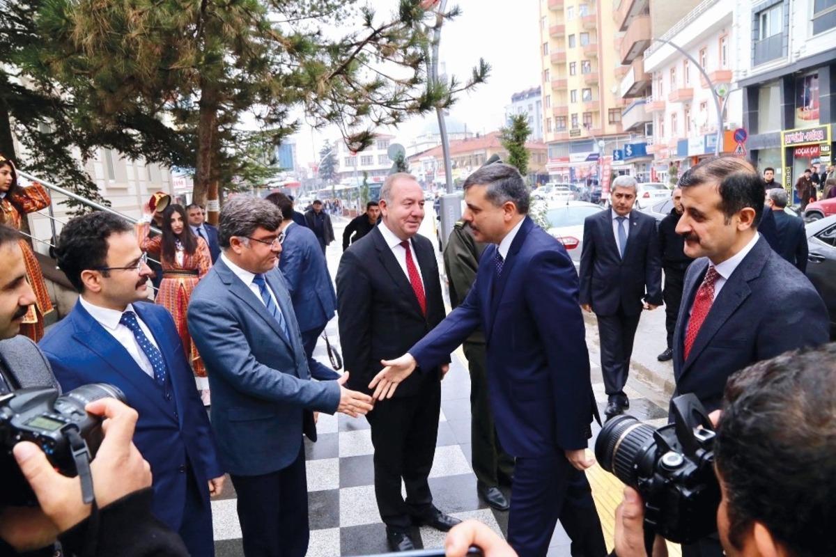 Vali &Ccedil;ift&ccedil;i kaymakam G&ouml;zen&rsquo;i ziyaret etti