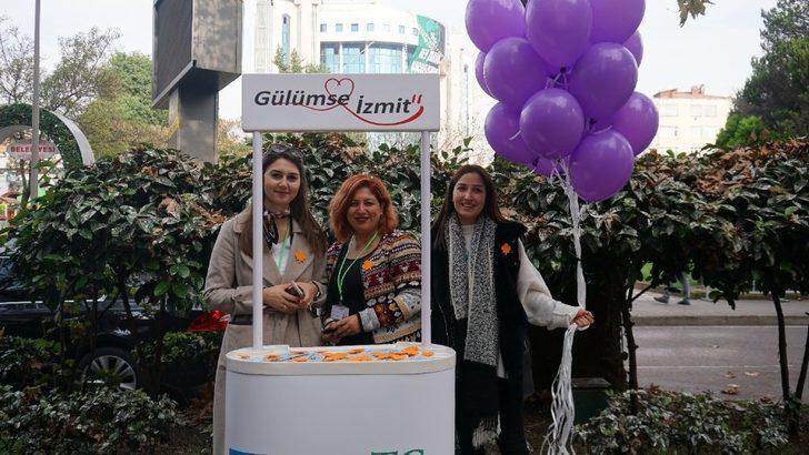 İzmit Belediyesi turuncu renk çınar rozeti dağıttı G3