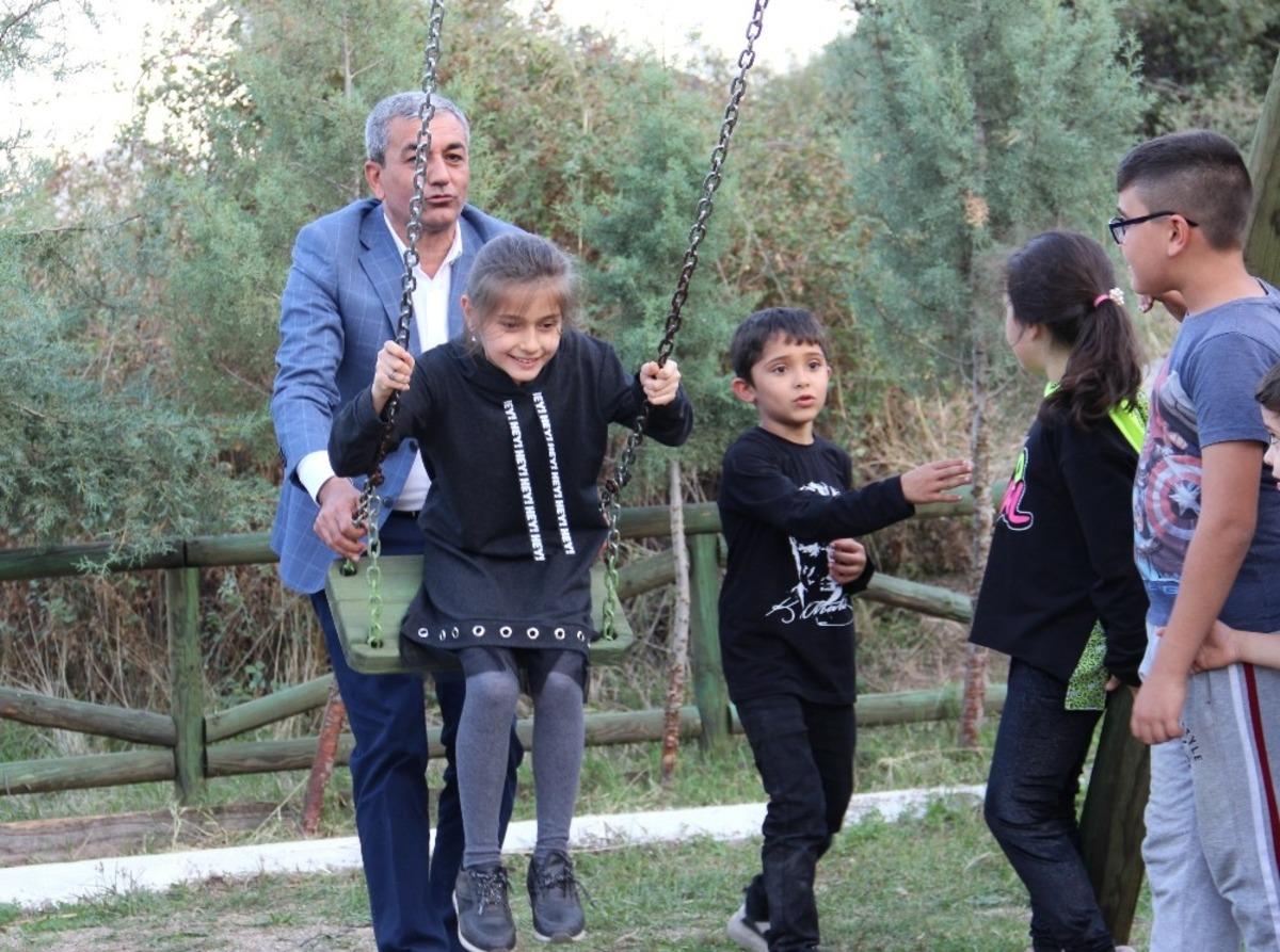 Anne babalar keyif yaptı, &ccedil;ocuklara Belediye Başkanı baktı