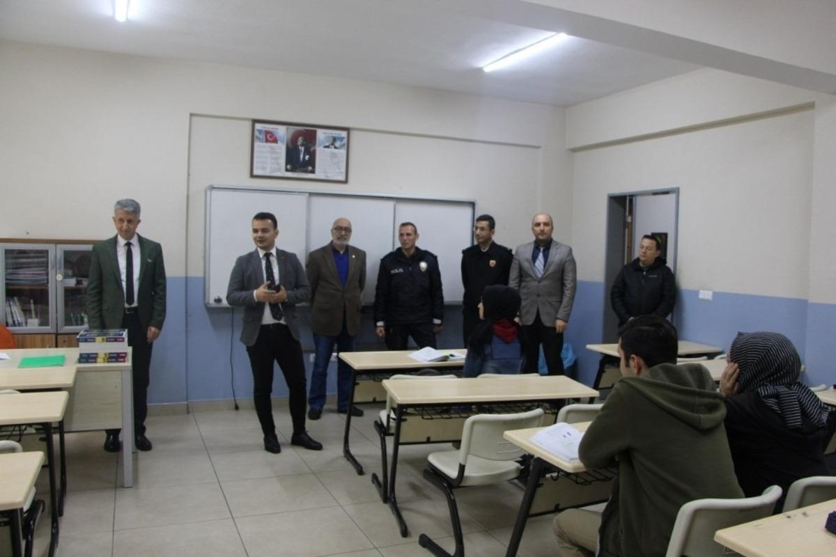 T&uuml;rkeli&rsquo;de &ouml;ğrencilere soru bankası kitap&ccedil;ığı dağıtıldı