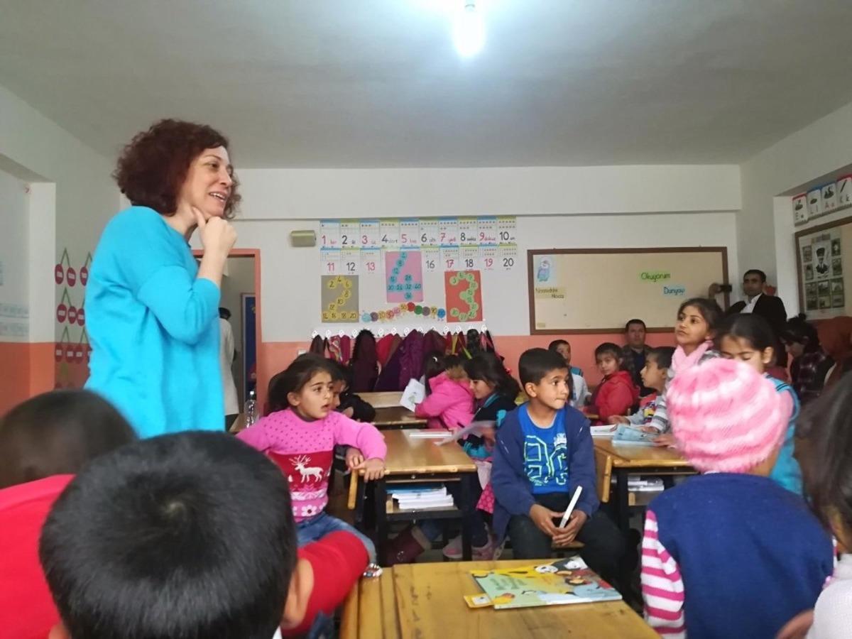 Yazar Aslı Tohumcu, &ouml;ğrencilerle buluştu