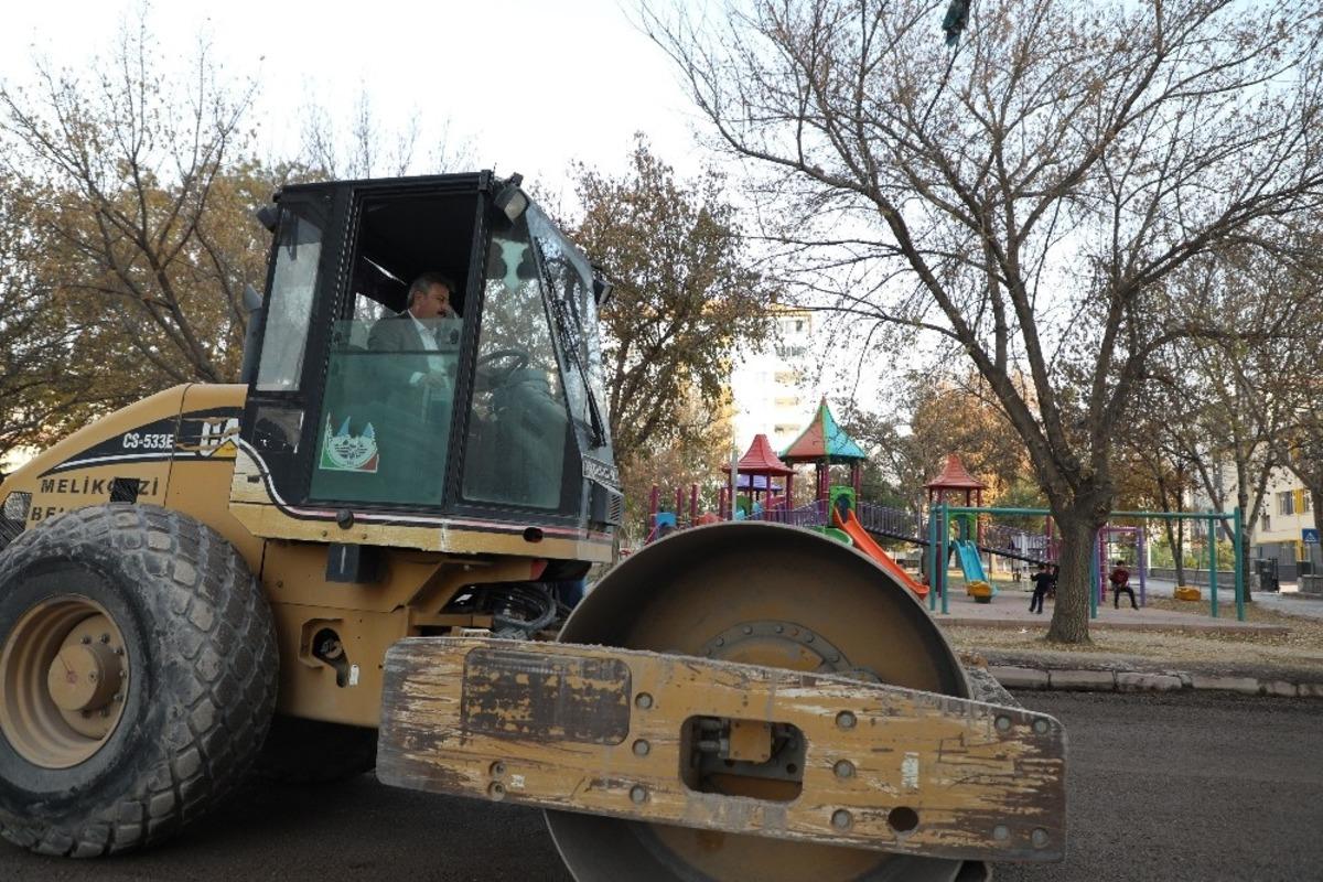 Başkan Palancıoğlu, silindir aracı s&uuml;rerek &ccedil;alışmalara katıldı