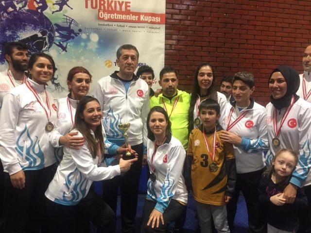 Sur bayan futsal takımı Türkiye 3’üncüsü oldu