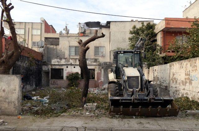 Akdeniz’de metruk binalar yıkılıyor