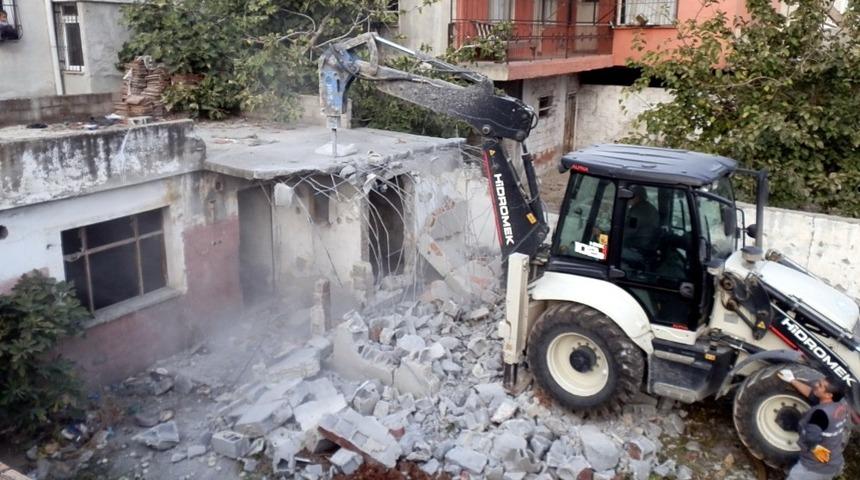 Akdeniz&rsquo;de metruk binalar yıkılıyor