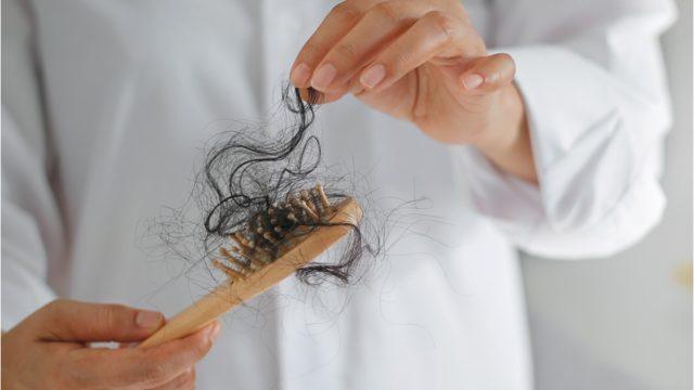 Saç dökülmesinin üç aydan uzun sürmesi hastalık habercisi