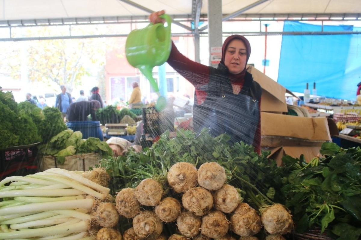 Uşak&rsquo;ta semt pazarlarının g&ouml;zdesi karnabahar ve lahana oldu