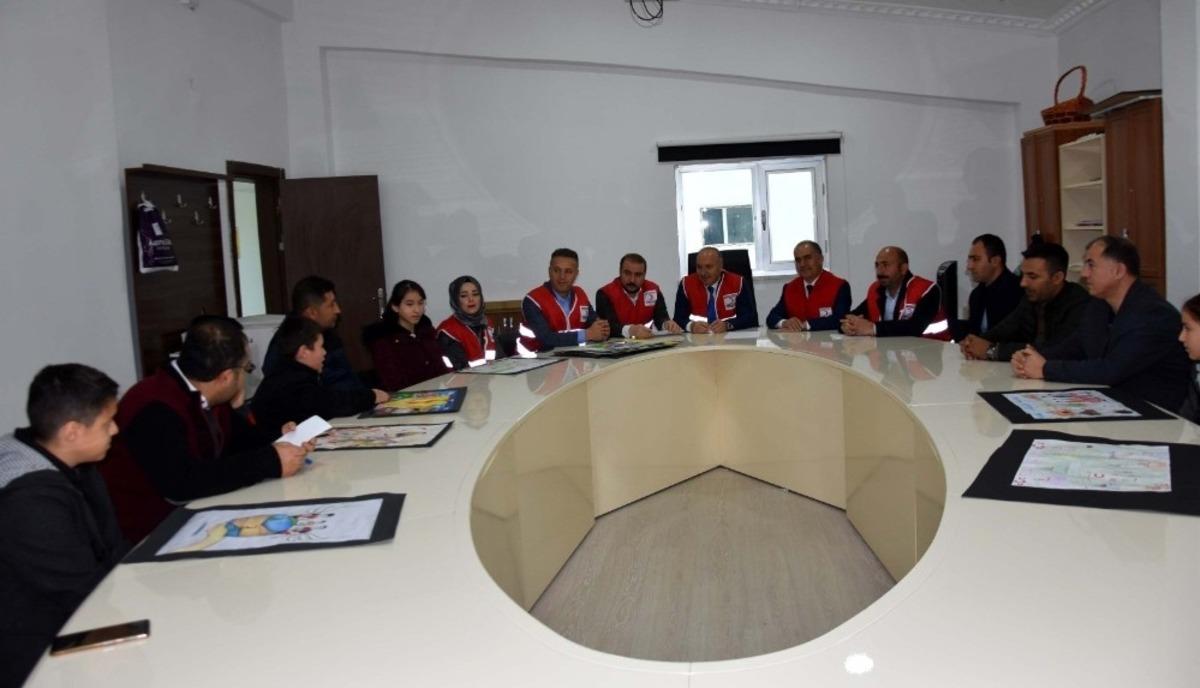 Resim yarışmasında dereceye giren &ouml;ğrenciler &ouml;d&uuml;llendirildi