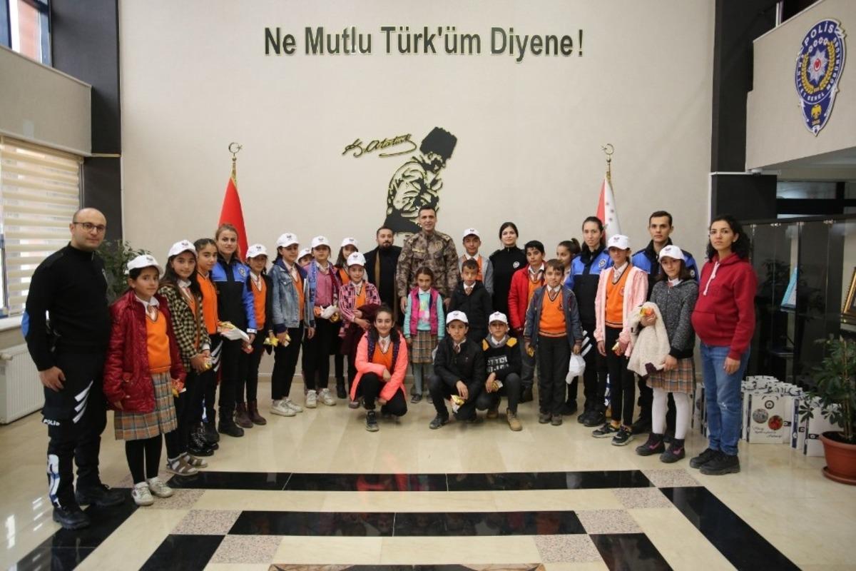 &Ouml;ğrencilerden Emniyet M&uuml;d&uuml;r&uuml; Atanur&rsquo;a ziyaret