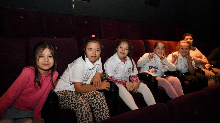 &Ouml;zel &ccedil;ocukların sinema keyfi