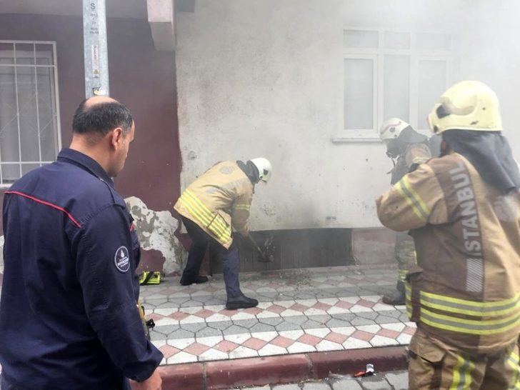 Sultangazi’de panik anları! Aynı mahallede bir saat arayla iki yangın çıktı G4