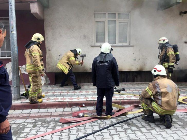 Sultangazi’de panik anları! Aynı mahallede bir saat arayla iki yangın çıktı G1