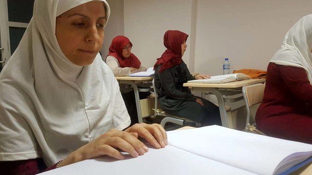 Görme engelliler 'Braille alfabesi' ile Kuran öğreniyor