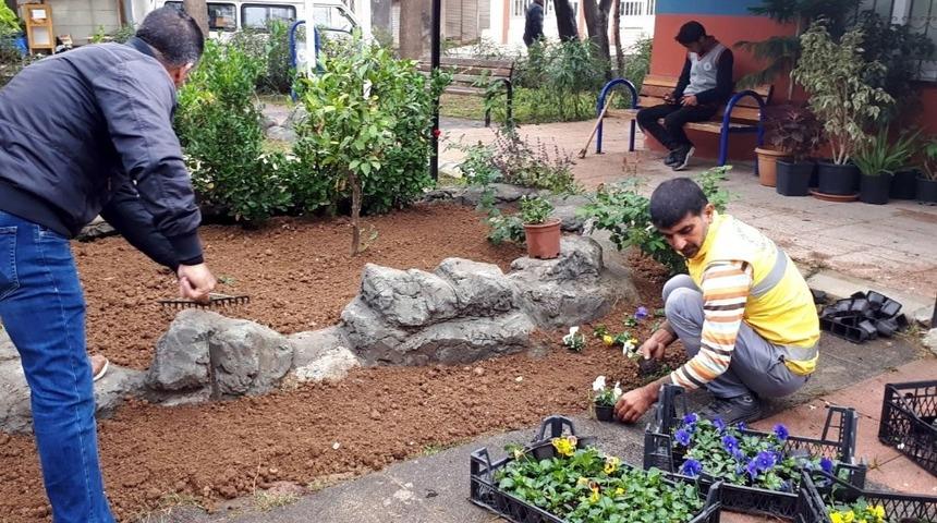 Akdeniz&rsquo;de parklar &ccedil;i&ccedil;ek a&ccedil;ıyor