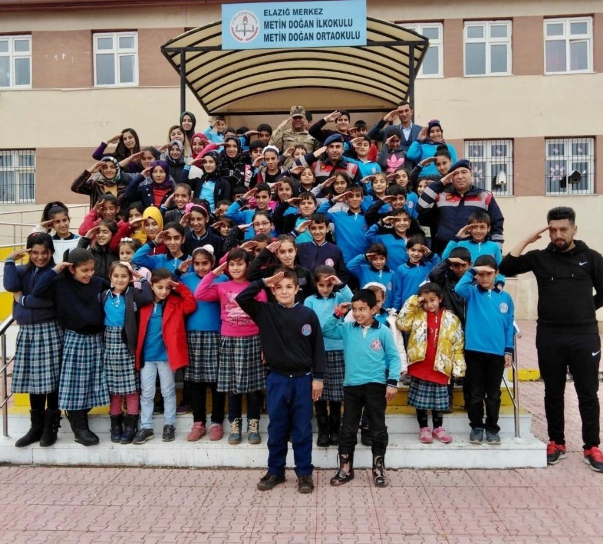 Jandarmadan &ouml;ğrencilere trafik eğitimi