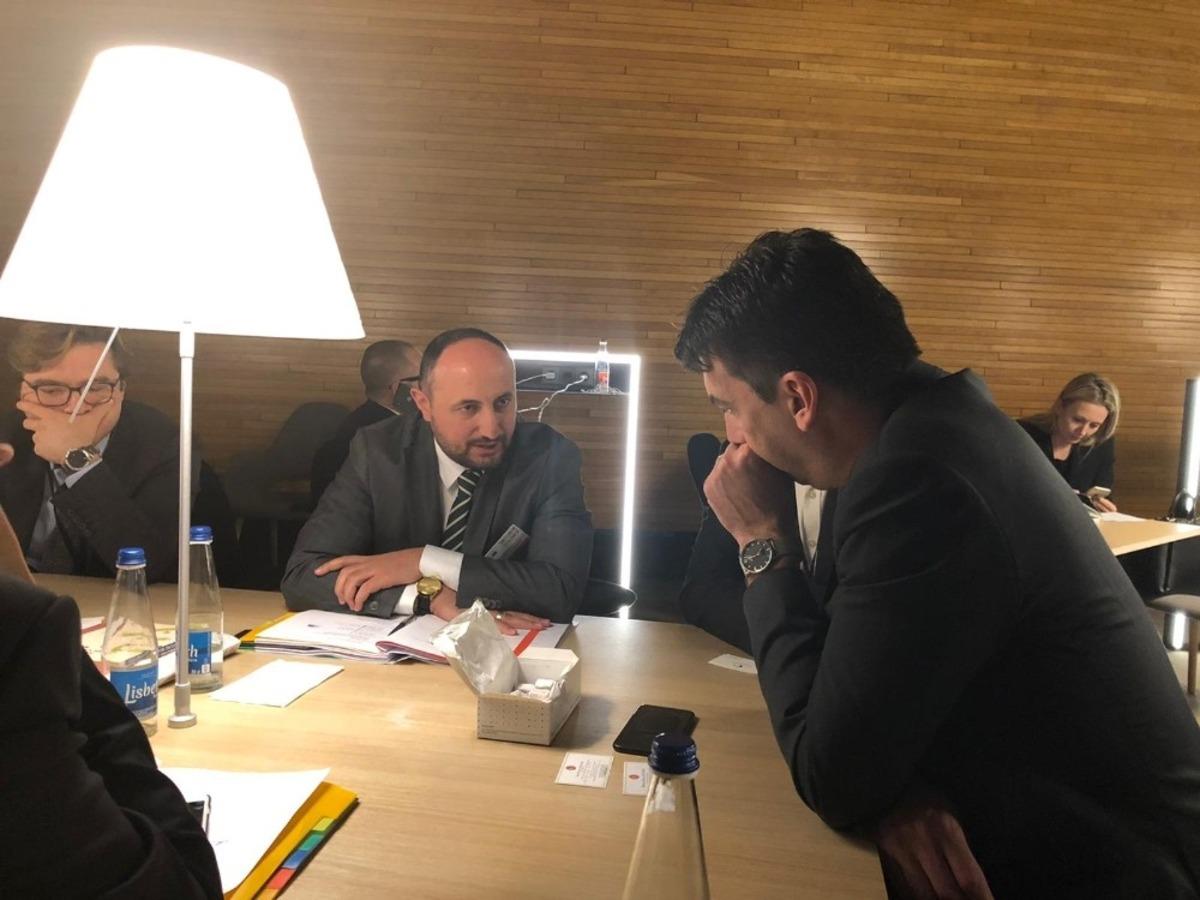 İsmail Emrah Karayel, AP &uuml;yeleri ile g&ouml;r&uuml;şt&uuml;