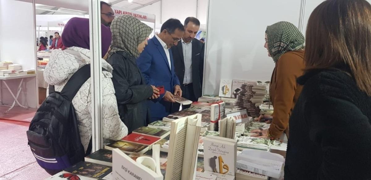 Başkan Dağtekin, kitap g&uuml;nlerini ziyaret etti