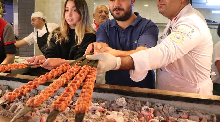 Turistler hem kebap yiyor hem de yapımını &ouml;ğreniyor