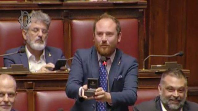 Milletvekili mecliste sevgilisine evlenme teklifi etti!