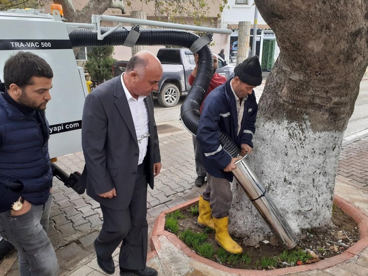&Ccedil;ardak Belediyesi vakumlu yol s&uuml;p&uuml;rme aracı aldı