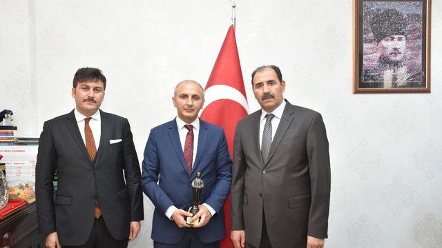 Türk Dili ve Edebiyatı Öğretmeni Veli Üstün’e mansiyon ödülü
