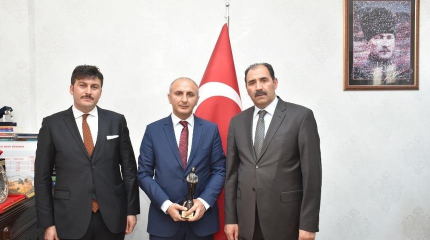 Türk Dili ve Edebiyatı Öğretmeni Veli Üstün’e mansiyon ödülü