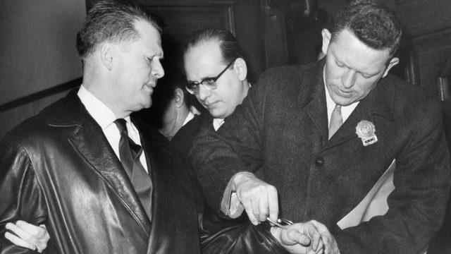 Jimmy Hoffa 1964'te jüri üyelerine rüşvet verme suçlamasıyla cezaevine gönderildi