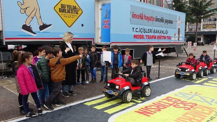 Öğrencilerin ‘Mobil Trafik Eğitim Tırı’ coşkusu G4