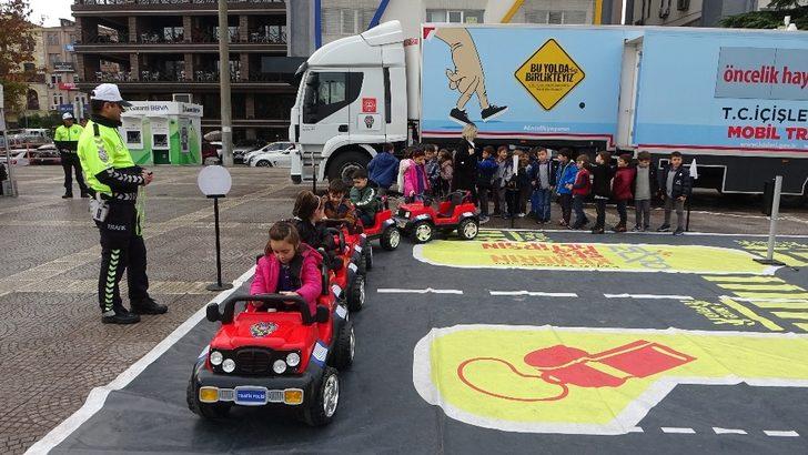 Öğrencilerin ‘Mobil Trafik Eğitim Tırı’ coşkusu G5