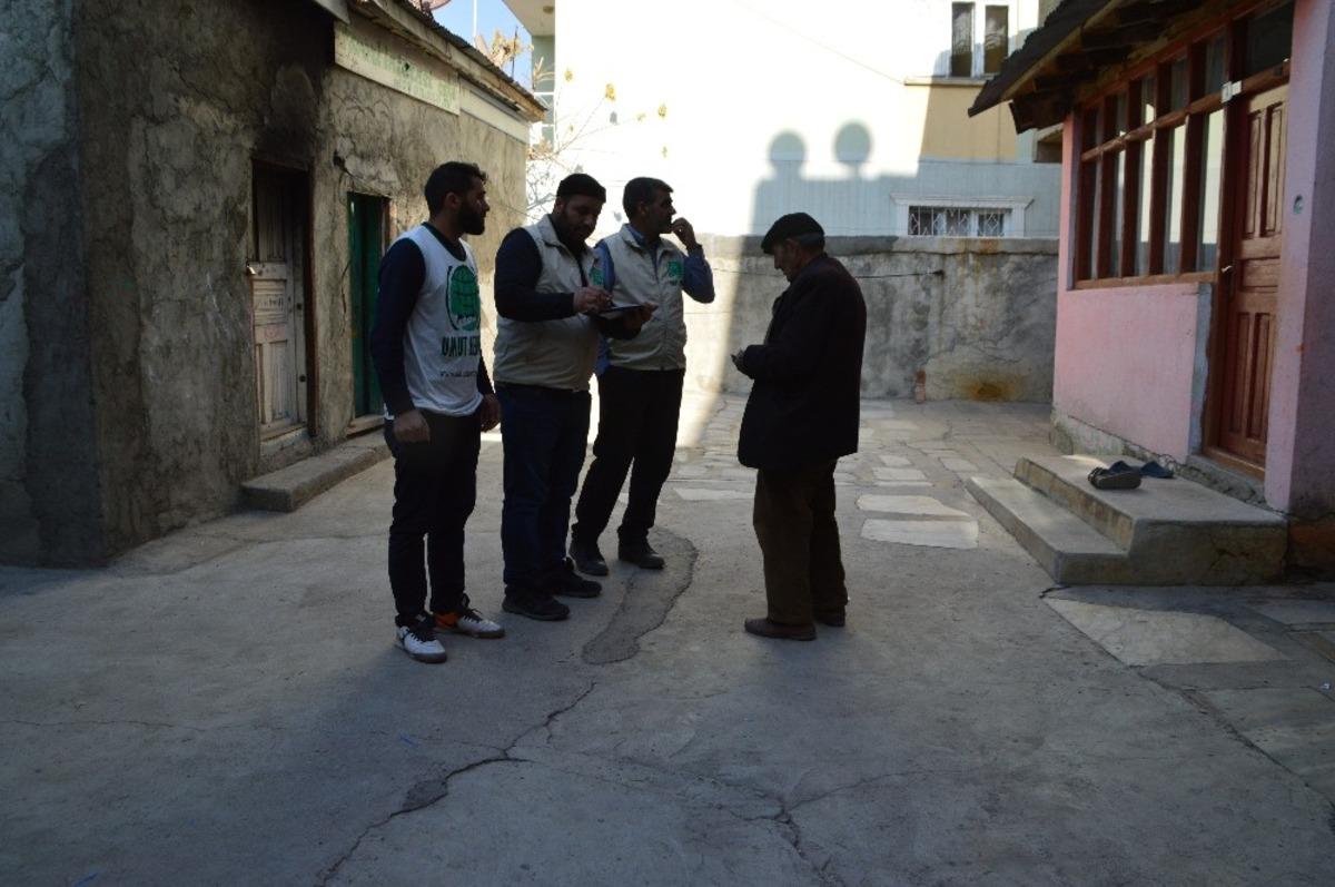 &Uuml;&ccedil; ayda 230 ihtiya&ccedil; sahibi aileye ulaştılar